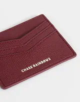 Tarjetero de cuerina color borgoña con múltiples ranuras para tarjetas y logo de la marca en relieve.