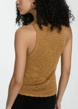 Top de punto grueso color dorado, con diseño calado, tejido de lúrex, cuello redondo y tirantes anchos.