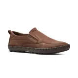 Zapato casual marrón de cuero, tipo mocasín, con elásticos laterales y pespuntes decorativos.