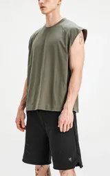 Musculosa verde militar de algodón, con cuello redondo y sisas amplias.