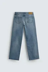 Pantalón de jean celeste de corte recto, con cinco bolsillos y cierre frontal con botones.
