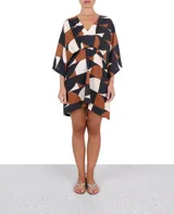 Vestido corto con estampado geométrico en tonos marrón, negro y blanco, con escote en V y mangas cortas amplias.