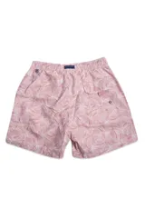 Short de baño color arena con estampado geométrico en tonos celeste y blanco. Cuenta con cintura elástica ajustable con cordón, dos bolsillos laterales, un bolsillo trasero, suspensor interno y logo bordado.