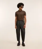 Camisa polo negra de manga corta, confeccionada en poliamida y elastano, con cuello inglés abotonado y tecnología Performance que proporciona mayor comodidad térmica, elasticidad y secado rápido.