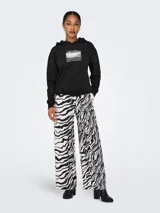 Sudadera negra con capucha, calce regular, hombros caídos, mangas largas y puños acanalados. Estampado en la espalda con una imagen y la frase "BE AFRAID & DO IT ANYWAY".