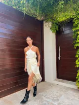 Top blanco de seda con escote halter y espalda descubierta. Se ata al cuello y a la espalda con finas tiras.