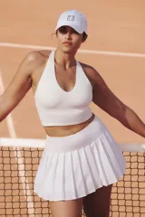 Top deportivo blanco acanalado confeccionado con tejido DryMove™ que ayuda a absorber el sudor. Presenta breteles anchos, espalda nadadora y copas forradas con relleno extraíble. Sujeción media para ejercicio de intensidad moderada.