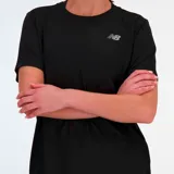 Remera deportiva negra de manga corta, con logo de New Balance estampado en el pecho.