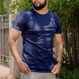 Remera de manga corta color azul marino, con cuello redondo a la base y corte regular fit.