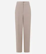 Pantalón de vestir color beige, de corte recto, confeccionado en crepé. Cuenta con cintura fija, bolsillos laterales tipo cuchillo y cierre frontal oculto.