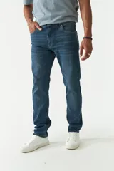 Jean de calce regular, tiro medio, con logo bordado y pasa cintos.