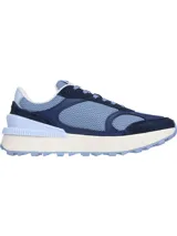 Zapatillas Tommy Jeans de estilo running, con exterior de ante en tonos azul y celeste, interior de poliéster, plantilla extraíble de goma termoplástica reciclada y suela gruesa de goma con tacos.