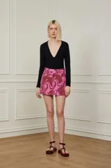 Minifalda de jean color rosa con estampado abstracto en color borgoña.