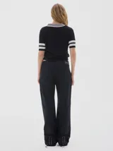 Jean wide leg color negro con cinturón integrado en la pretina y hebilla metálica.