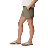 Short deportivo color verde oliva, con cintura elástica, bolsillos laterales y traseros, y tecnología Omni-Shade™ UPF 50 y Omni-Shield™ para protección solar y repelencia al agua.