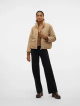 Campera color beige con diseño acolchado, cuello alto, cierre frontal con cremallera, dos bolsillos delanteros con solapa y puños acanalados.
