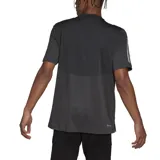 Remera Adidas de hombre color gris oscuro, de corte clásico y mangas cortas. Presenta el logo de la marca en el pecho y las tres líneas características en los hombros.