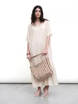 Vestido largo negro con escote en V y mangas cortas, de corte oversize y tejido con lurex.