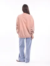 Buzo color beige con estampado de flores y texto en blanco.
