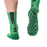 Medias deportivas naranjas con detalles en negro y suela antideslizante.