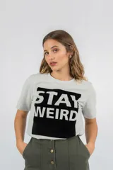Remera verde militar con estampado de letras y animal print.