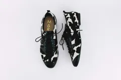 Zapatos tipo ballerina acordonados, con estampado animal print en blanco y negro y detalles en cuero negro.