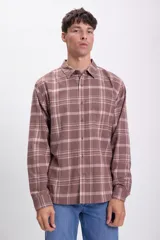 Camisa marrón a cuadros con corte clásico, cuello abotonado y mangas largas.