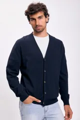 Cardigan de punto azul marino con cuello en V y cierre abotonado.