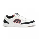 Zapatilla deportiva de estilo urbano, con parte superior blanca y detalles en azul marino y rojo.