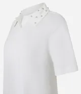Blusa blanca de algodón con cuello polo y manga corta. Detalle de piedras aplicadas en el cuello. Corte holgado.