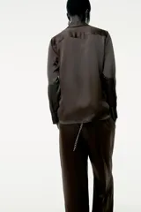 Camisa marrón de satén con viscosa, cuello solapa, manga larga con puños y cierre frontal con botones.