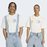 Remera blanca de corte holgado con estampado de logo Adidas en degradé de colores.