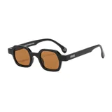 Gafas de sol unisex con montura rectangular negra y lentes marrones.