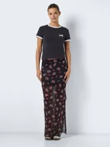 Camiseta negra de corte cropped con cuello redondo y mangas cortas con ribete blanco. Estampado pequeño de moño blanco en el pecho.