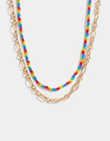 Set de dos collares cortos: uno con cadena de eslabones dorados y otro con mostacillas multicolores.