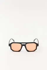 Lentes de sol con marco geométrico negro y cristales color naranja.