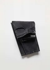 Pantalón de jean negro de corte mom fit, tiro alto, cinco bolsillos y cierre con cremallera y botón.