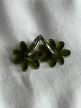 Aros colgantes con forma de flor color verde oliva, con aro plateado.