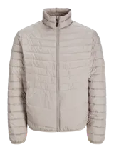 Campera puffer gris de manga larga con cuello alto y cierre frontal con cremallera.