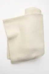 Bufanda rectangular color negro.