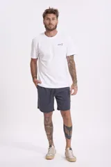 Remera verde claro de manga corta con cuello redondo y logo estampado en el pecho.