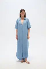 Vestido largo camisero de lyocell azul denim, corte holgado, con cuello camisero, mangas cortas con dobladillo y cierre frontal con botones.