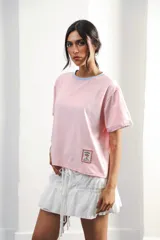 Remera azul marino de algodón con cuello redondo blanco y mangas cortas con bordado blanco.