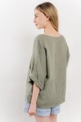 Blusa verde oliva de lino, de corte holgado, mangas 3/4 y cuello redondo.