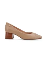 Zapato de tacón color beige con puntera en cuero reptil, capellada de cuero graneado, plantilla y forro de cuero, suela de TPU y adorno de remache metálico con logo de la marca.