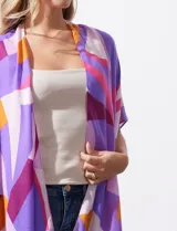 Kimono tejido con estampado geométrico en tonos verde, amarillo y marrón. Tiene mangas amplias estilo japonés y terminación de ruedo con borlas.