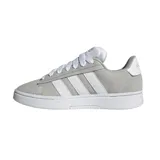 Championes Adidas Grand Court Alpha grises con las tres tiras blancas en los laterales.