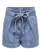 Short de jean celeste con cintura alta, corte holgado y cinturón de lazo.