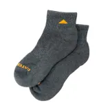 Calcetines de tobillo blancos con logo de Caterpillar en los dedos y un triángulo naranja en el tobillo.