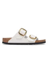 Sandalias Birkenstock Arizona color blanco con hebillas grandes doradas.